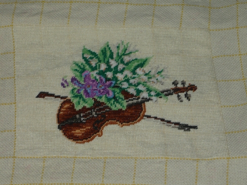 Цигулка с цветя